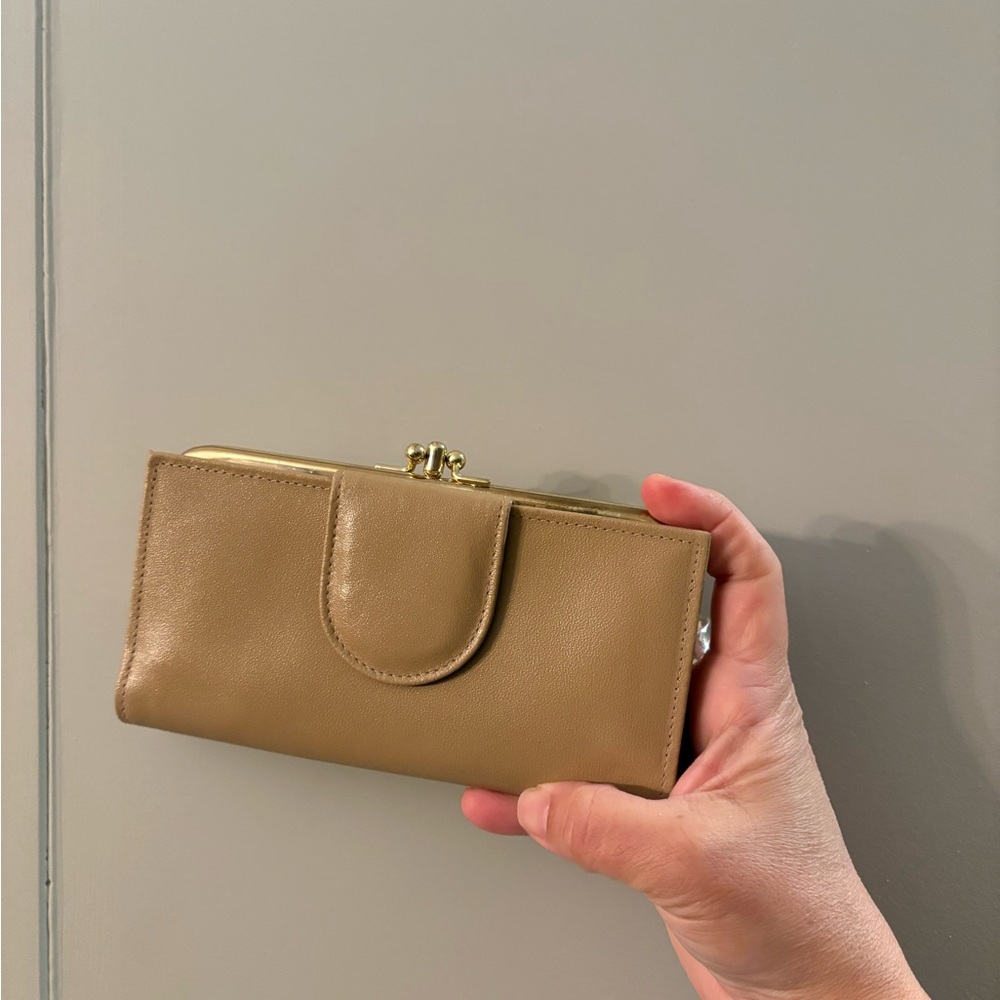 Classic Women’s Tan Leather Buxton Wallet Vintage like new condition